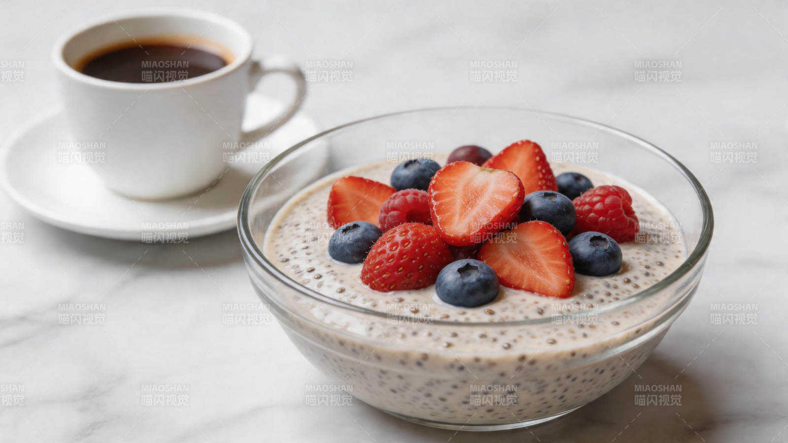 莓果奇亚籽布丁配咖啡图片
