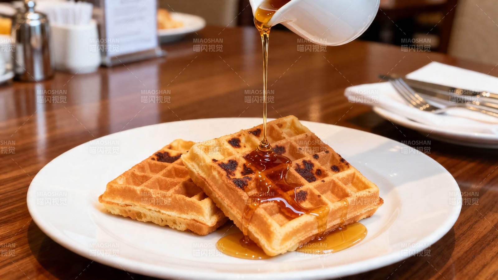 淋糖浆的华夫饼早餐图片