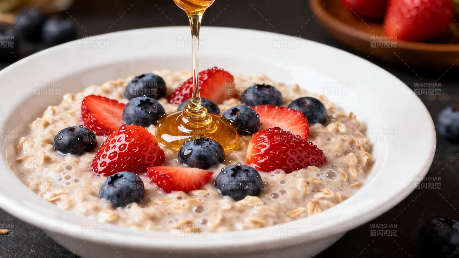 蜂蜜淋莓果燕麦碗图片