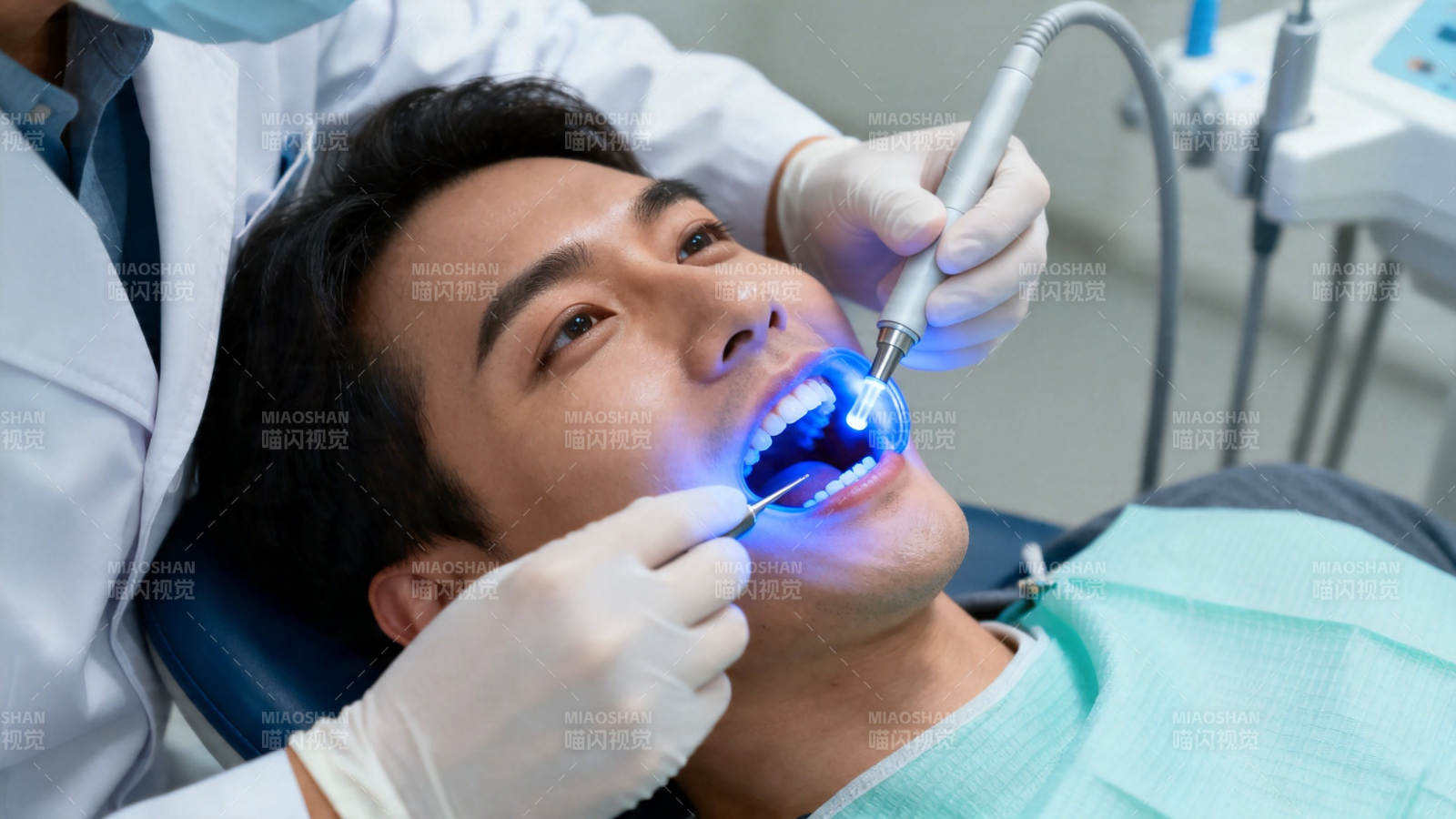 牙医蓝光治疗中图片