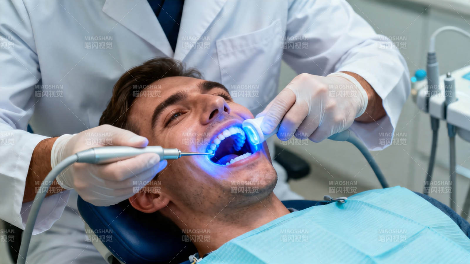 牙医蓝光治疗中图片