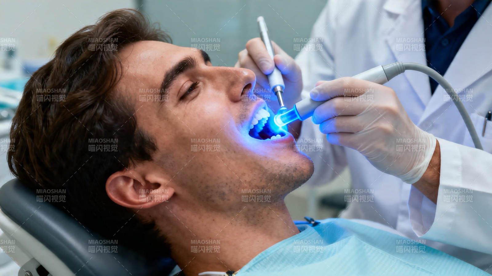 牙医蓝光治疗中图片