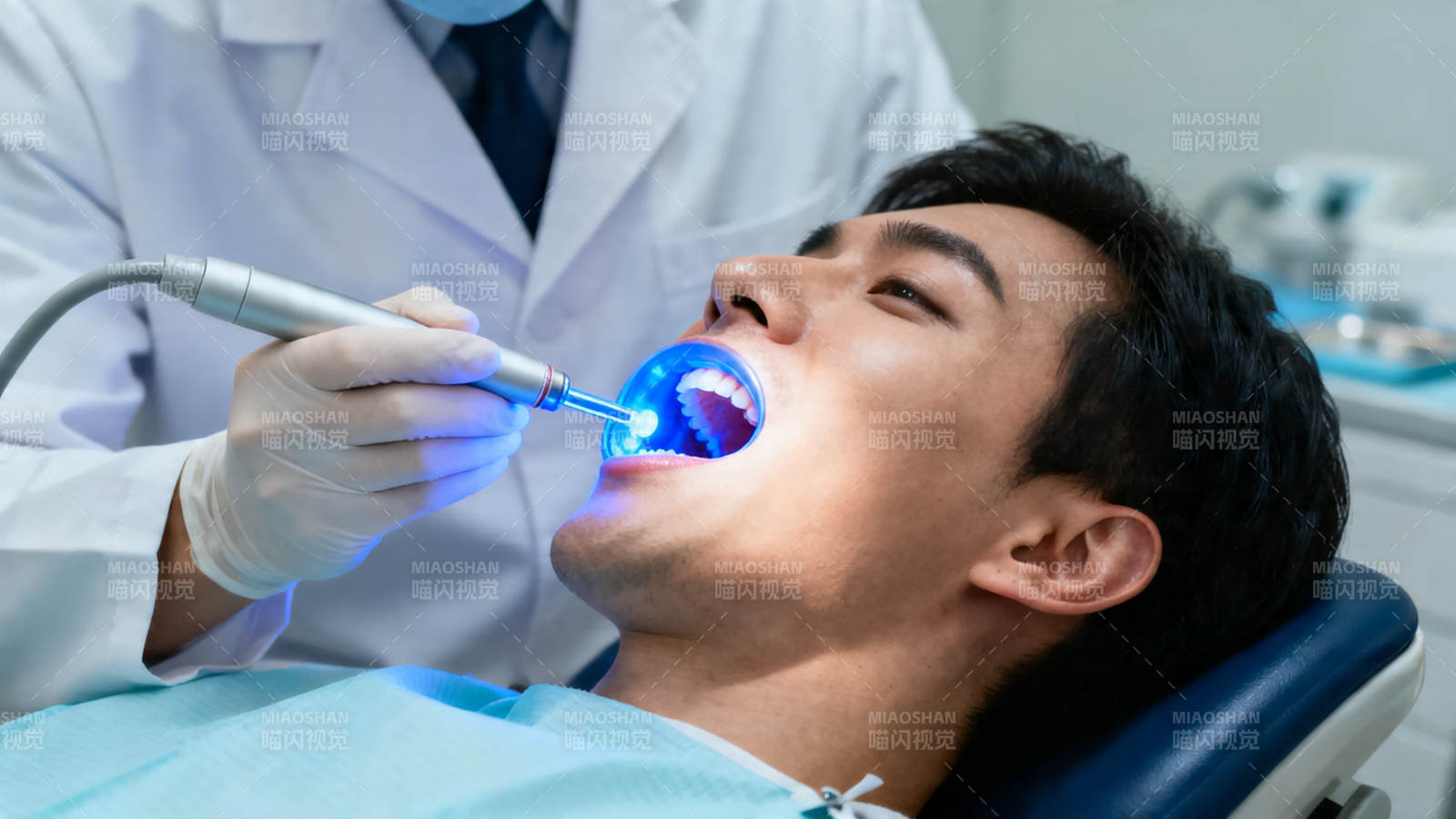 牙医蓝光治疗中图片