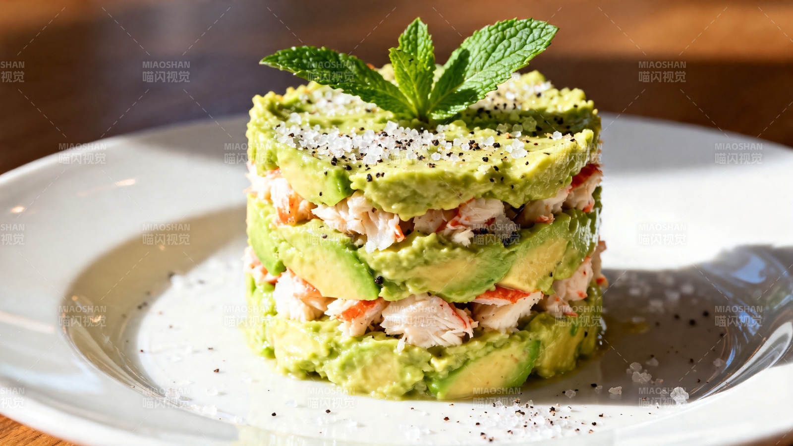 牛油果虾仁塔配薄荷叶图片