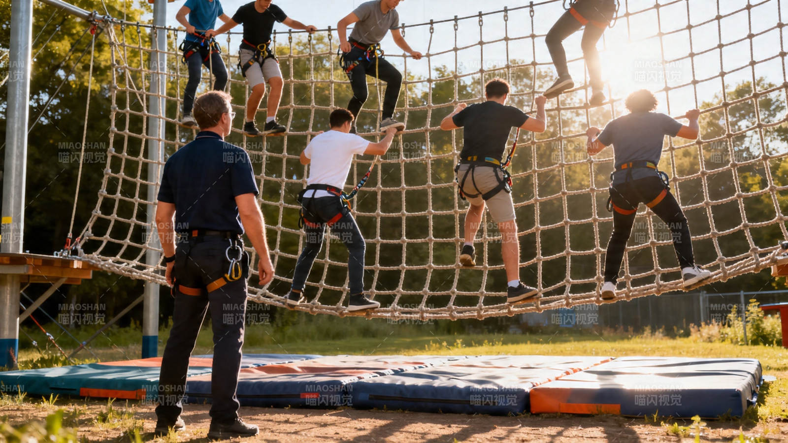 攀爬网挑战 团队协作中图片