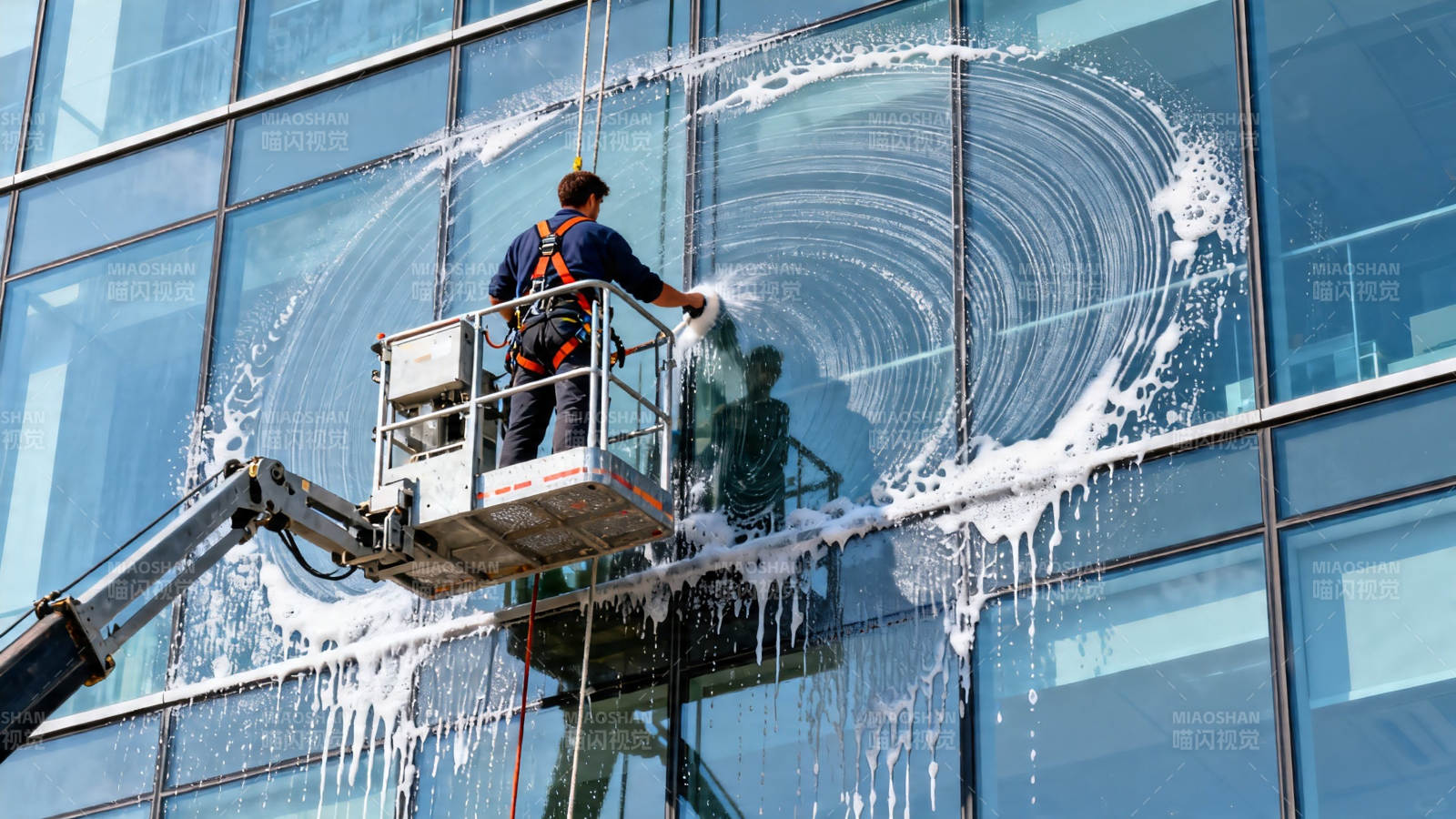 高空洗窗 泡沫旋舞图片