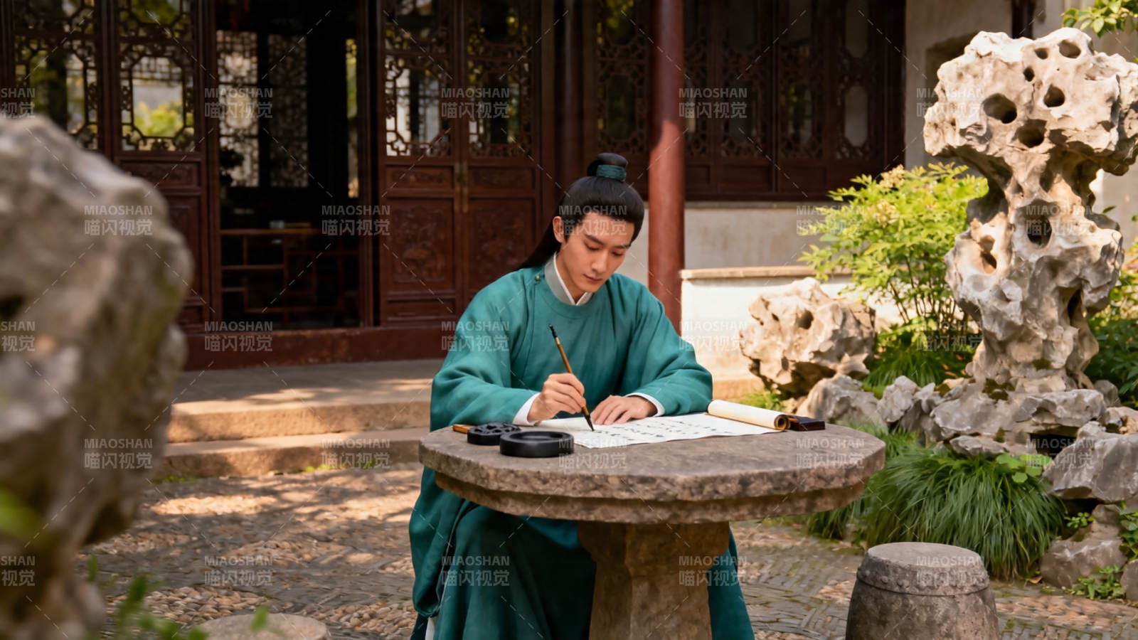 庭院挥毫 古风雅士书情图片