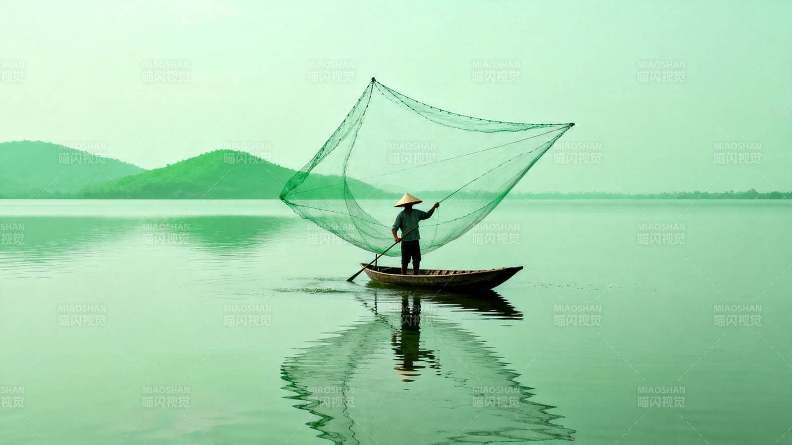 湖上撒网渔夫影图片