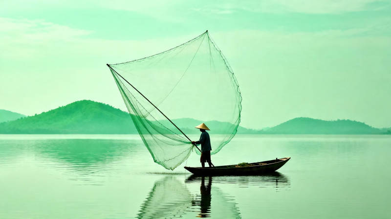 渔夫撒网 青山绿水间图片