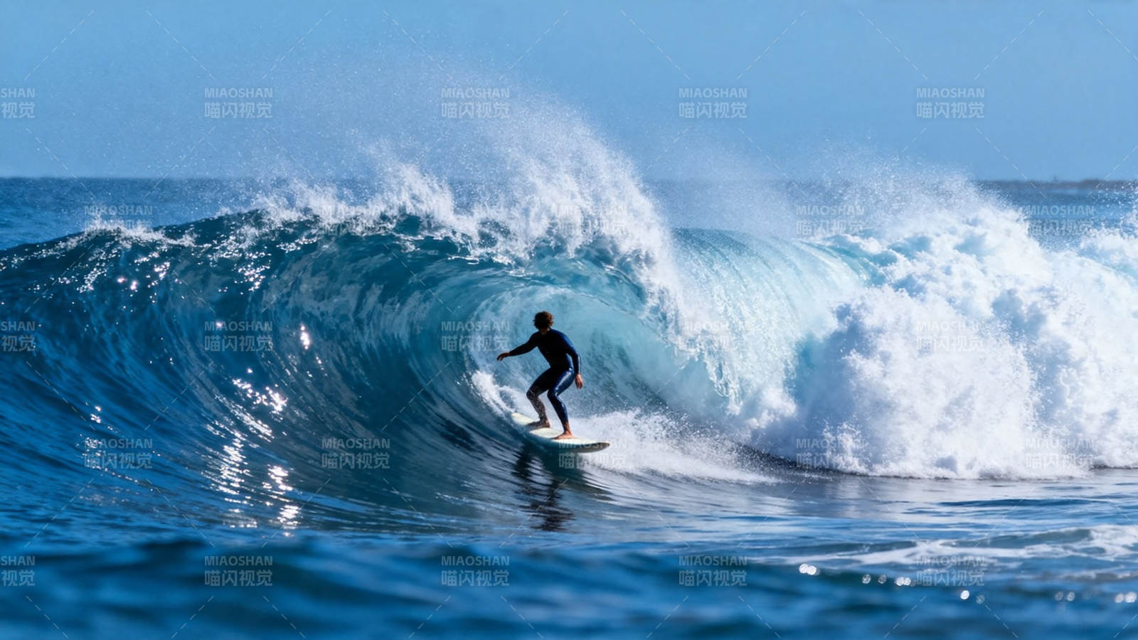 冲浪者驾驭巨浪瞬间图片
