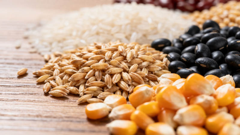 五谷杂粮堆叠木桌特写图片