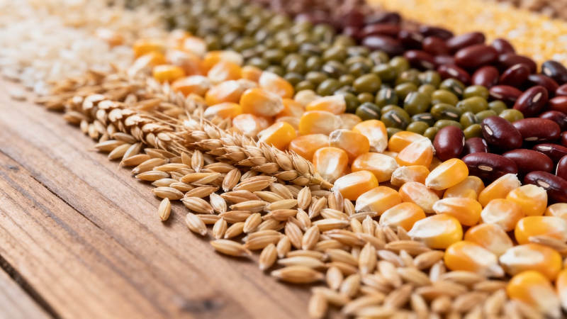 五谷杂粮铺满木桌图片