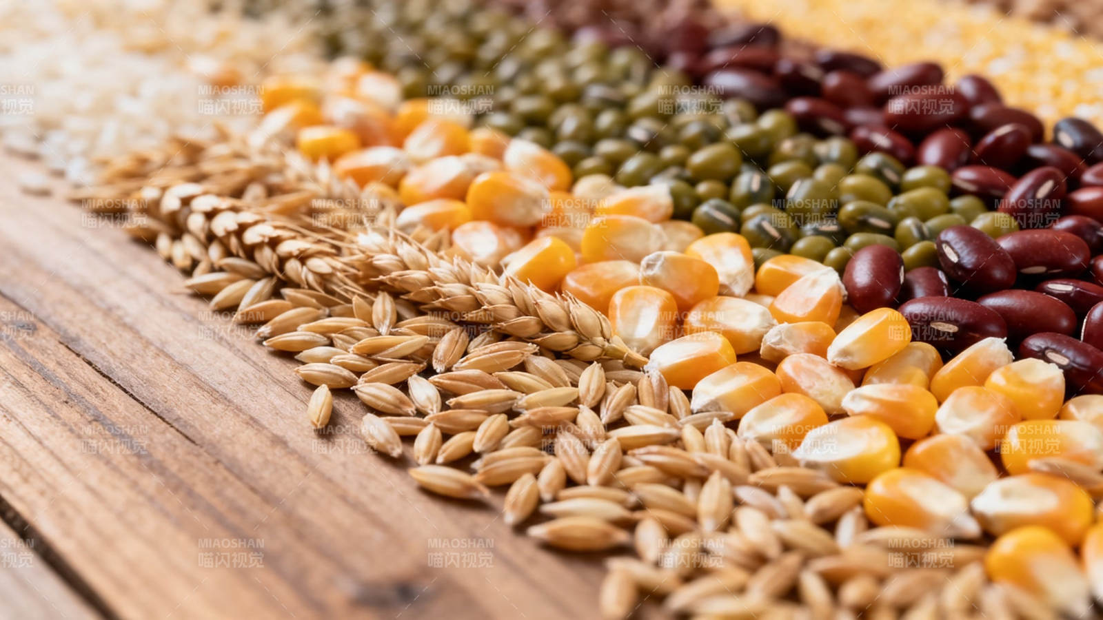五谷杂粮铺满木桌图片
