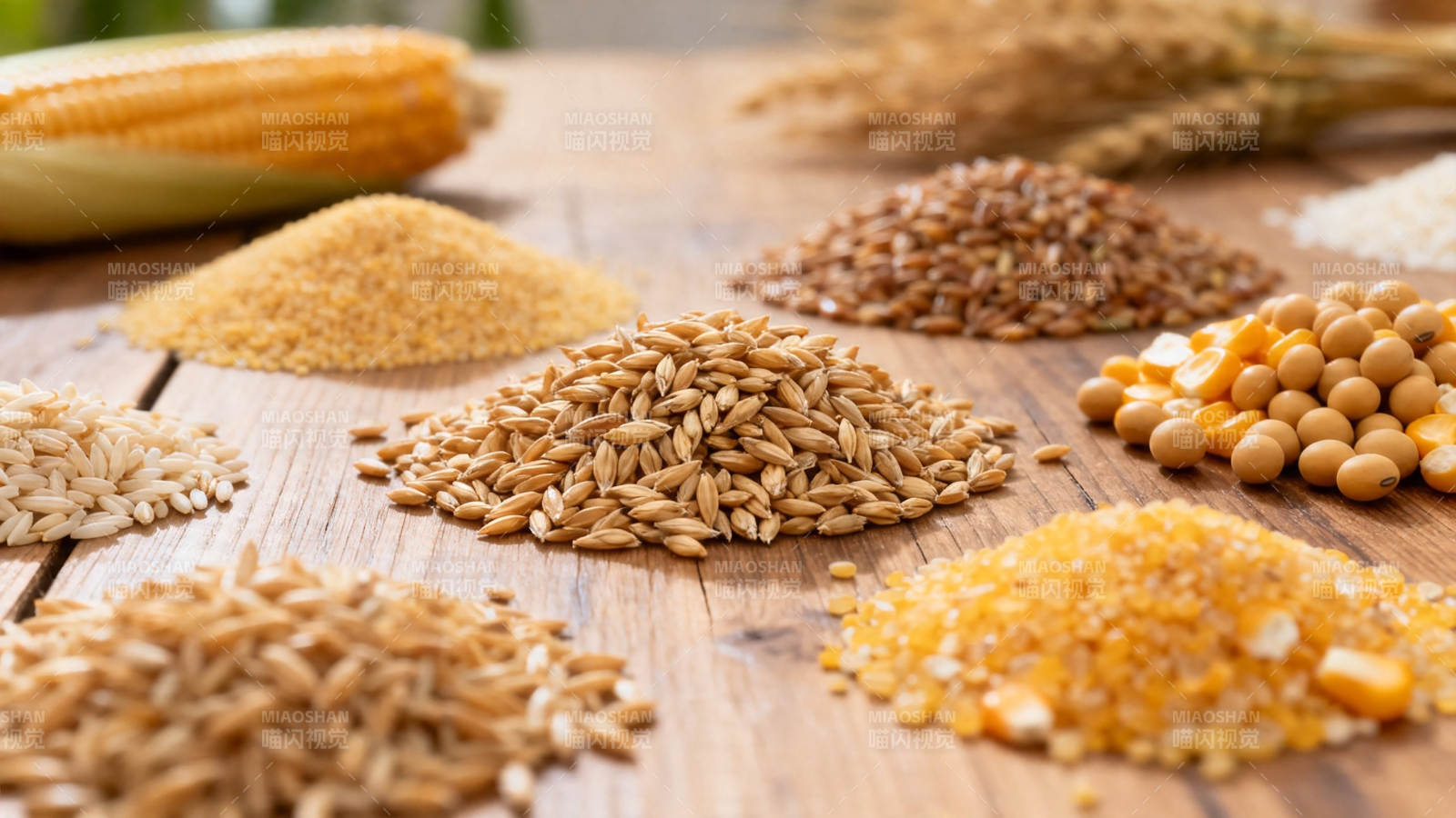 五谷杂粮堆满木桌图片