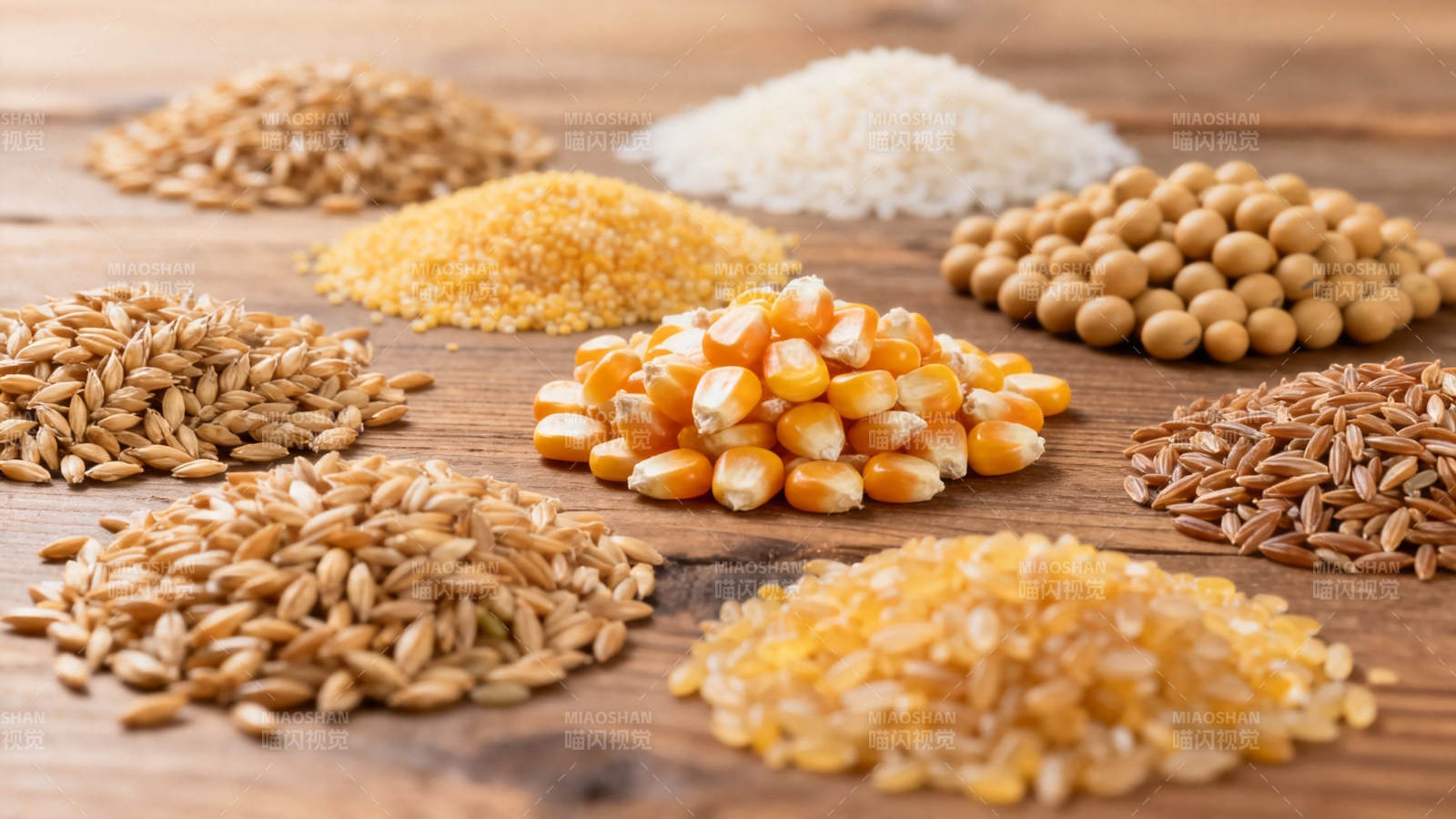 五谷杂粮堆满木桌图片