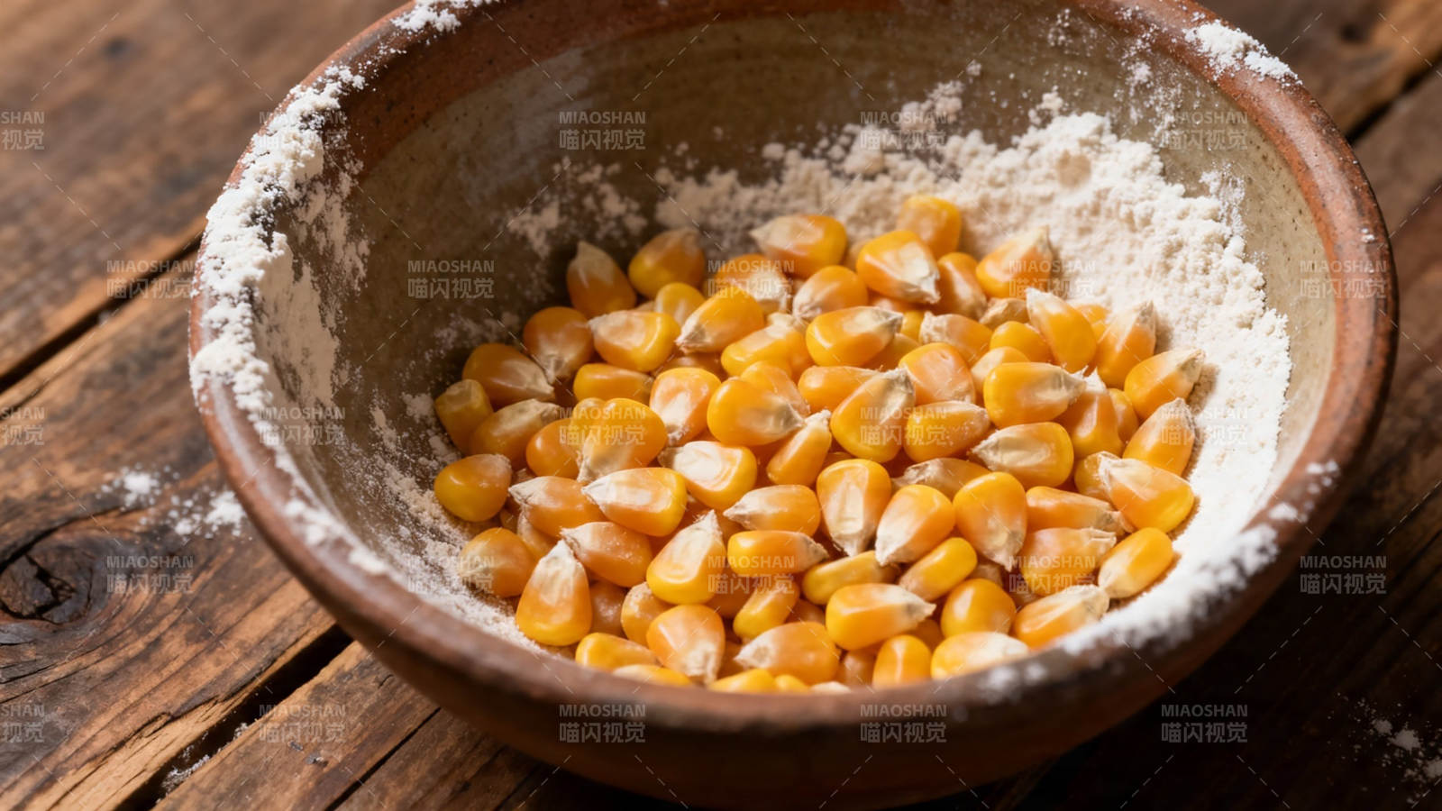 玉米粒拌粉  rustic 木碗盛装图片