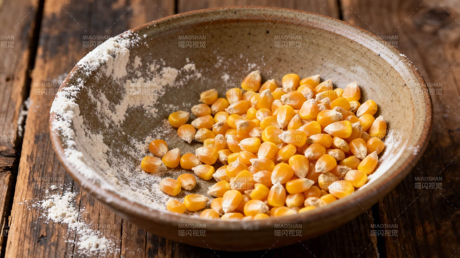玉米粒盛于陶碗中图片