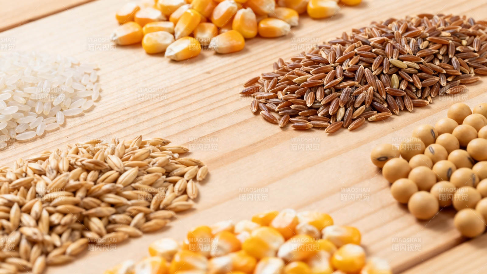 五谷杂粮铺满木板桌图片