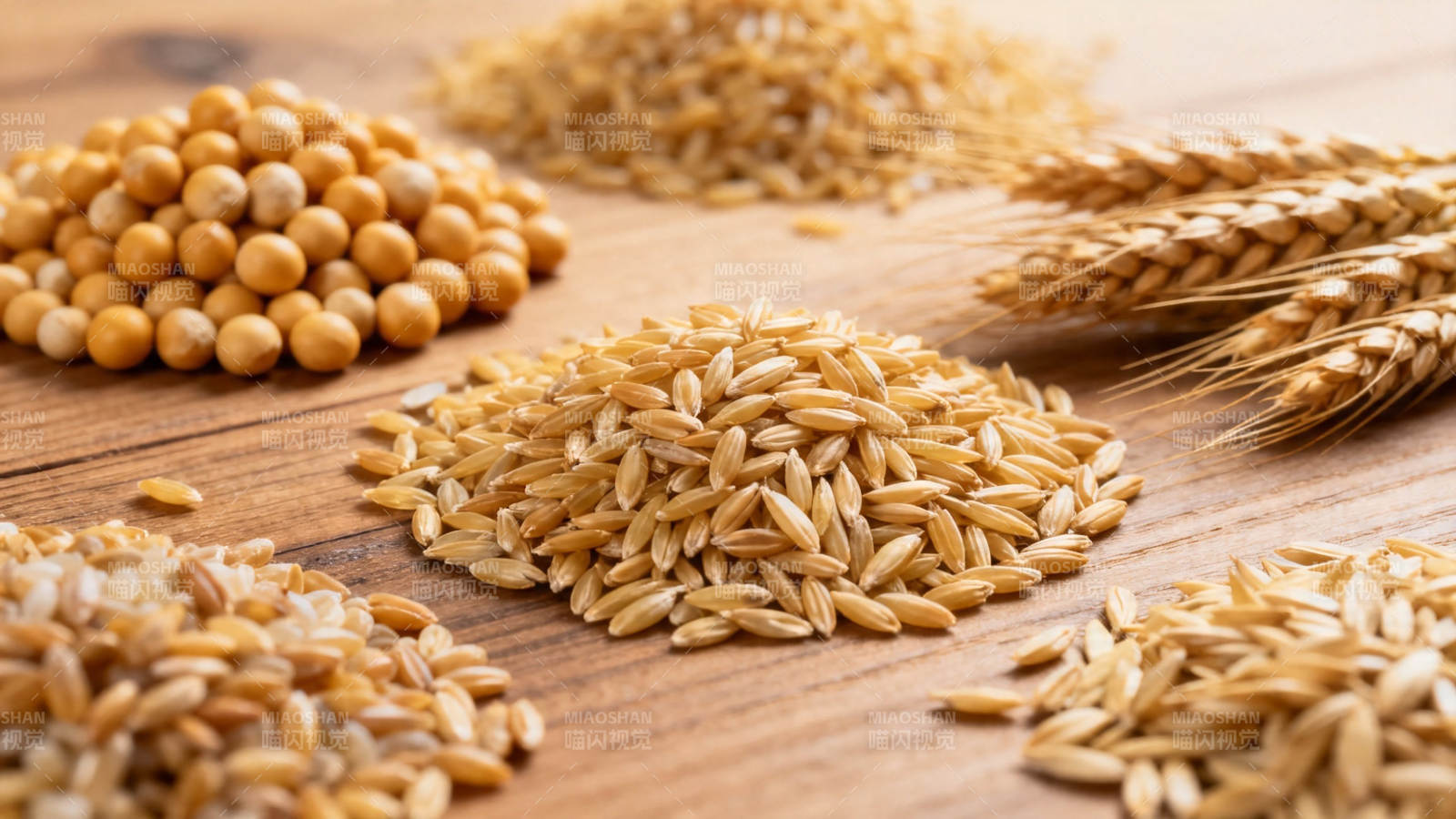 五谷丰登 粮满木桌图片