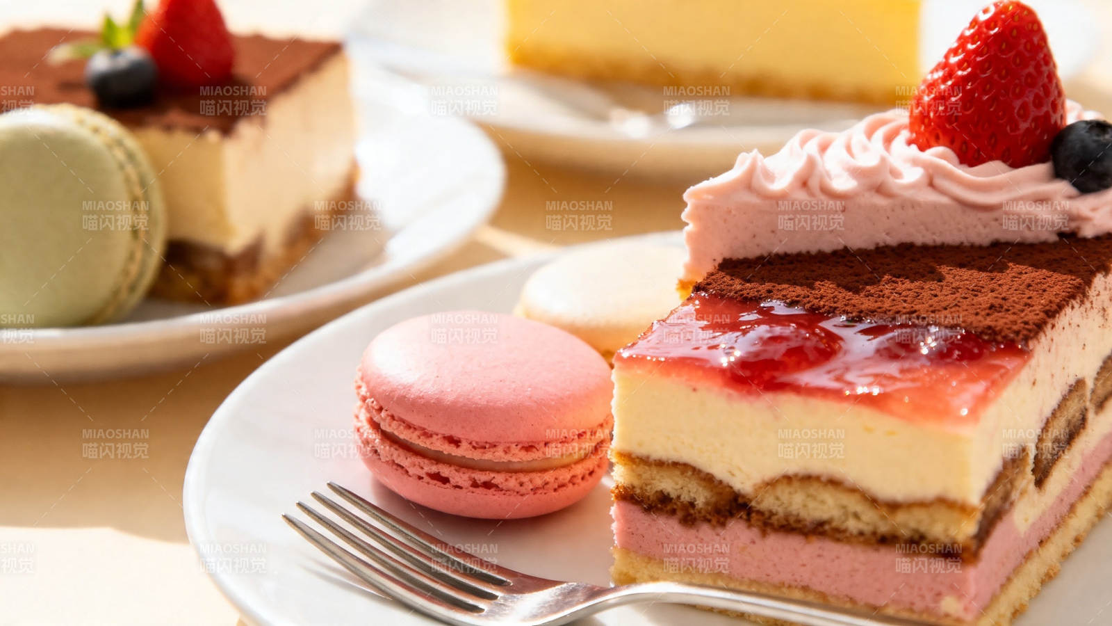 甜点盛宴 蛋糕马卡龙草莓图片
