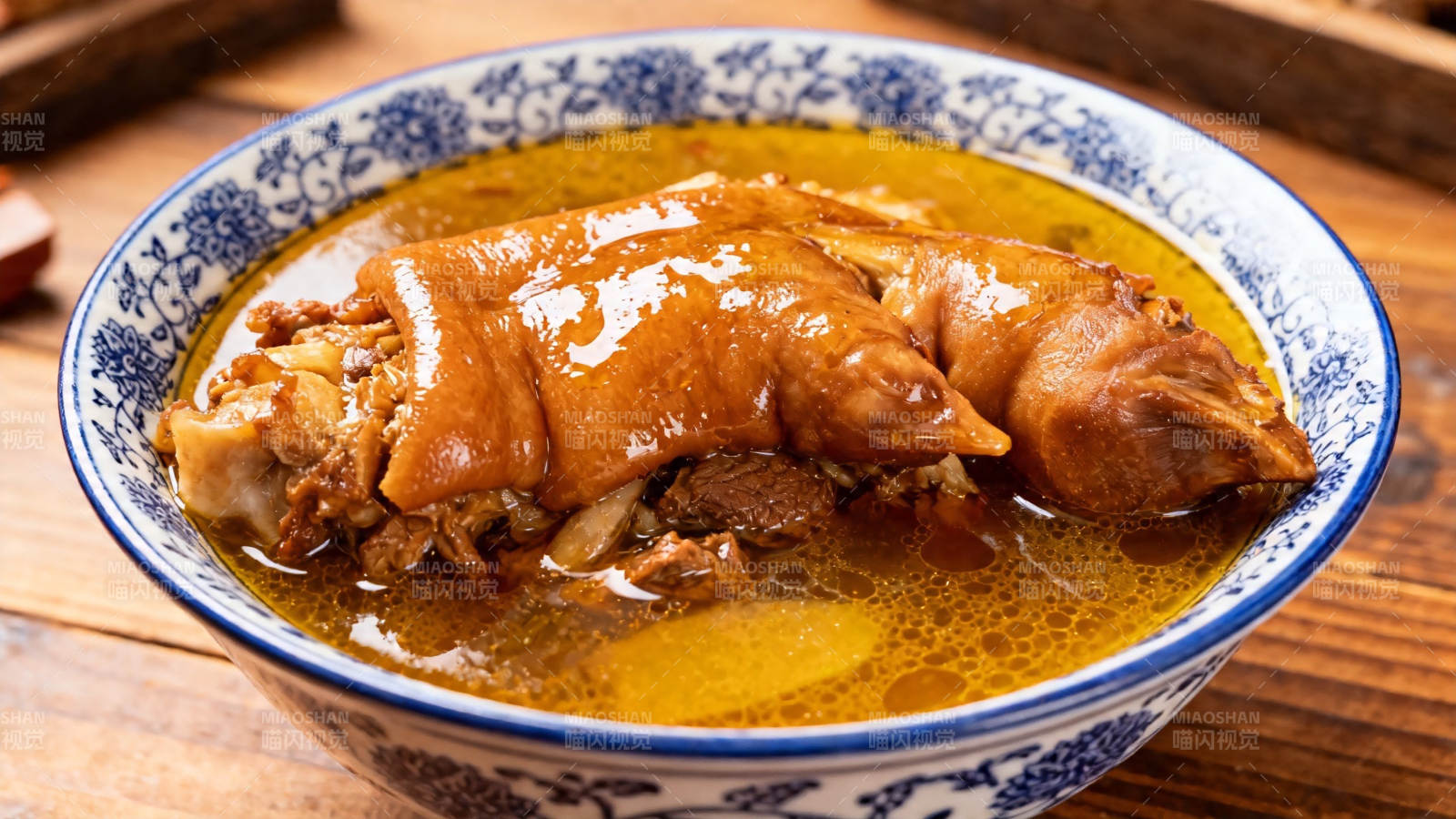 红烧猪蹄汤 香浓入味图片