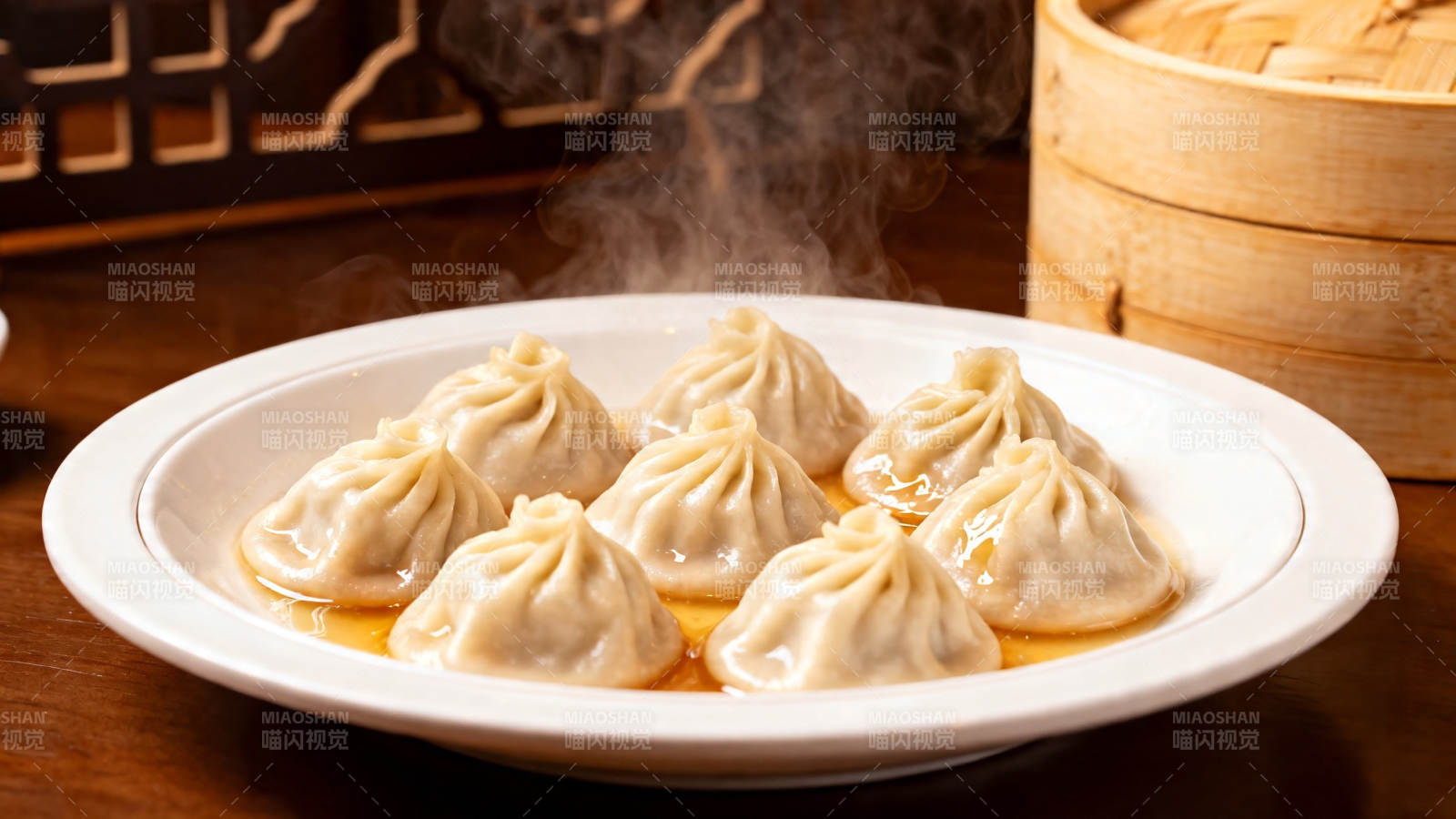热气腾腾小笼包 鲜香诱人图片