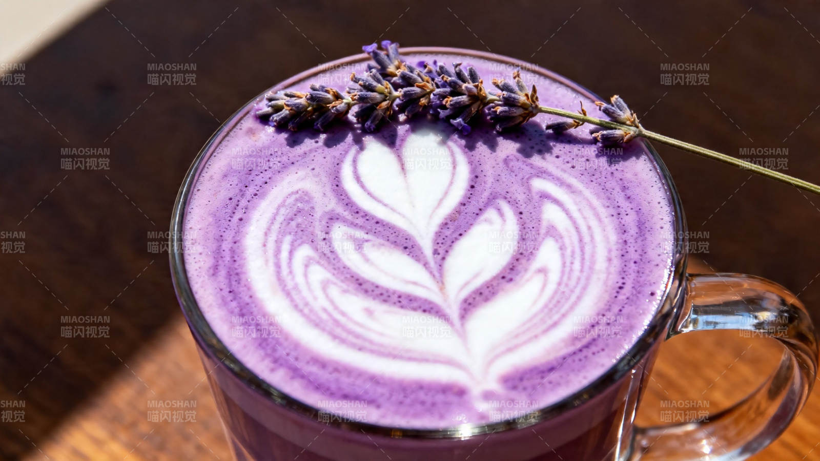 紫芋拿铁  lavender 点缀图片