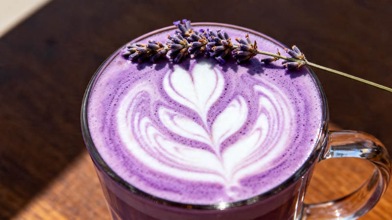 紫芋拿铁  lavender 点缀图片