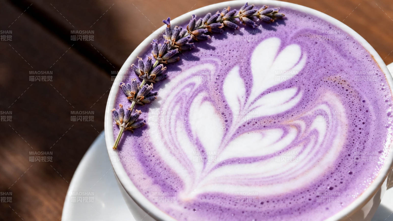 紫芋拿铁 薰衣草点缀图片