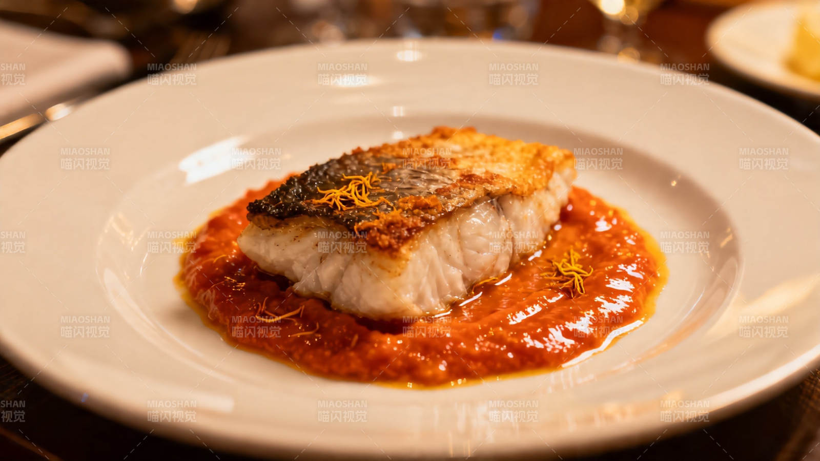 香煎鱼配红酱 精致摆盘图片