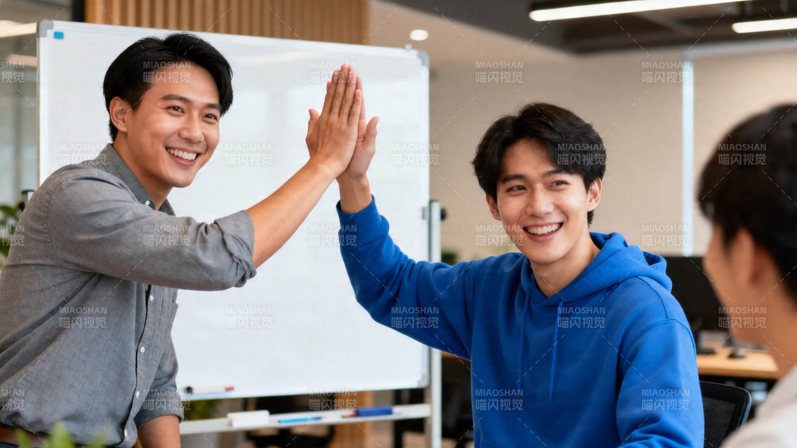 击掌庆祝 团队喜悦瞬间图片