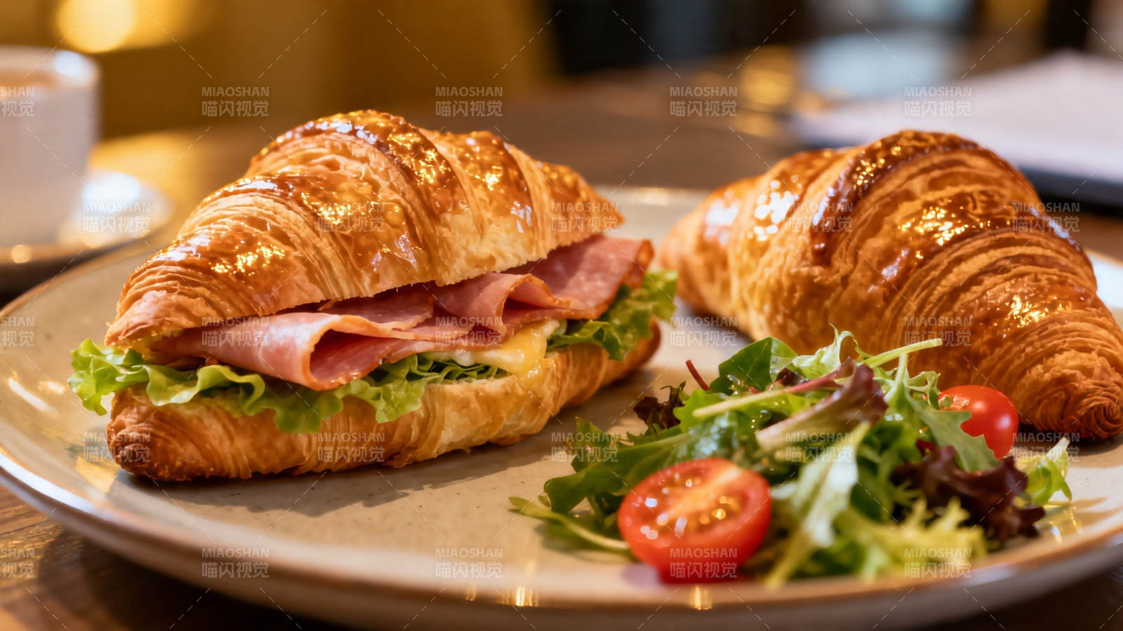 火腿可颂配沙拉图片