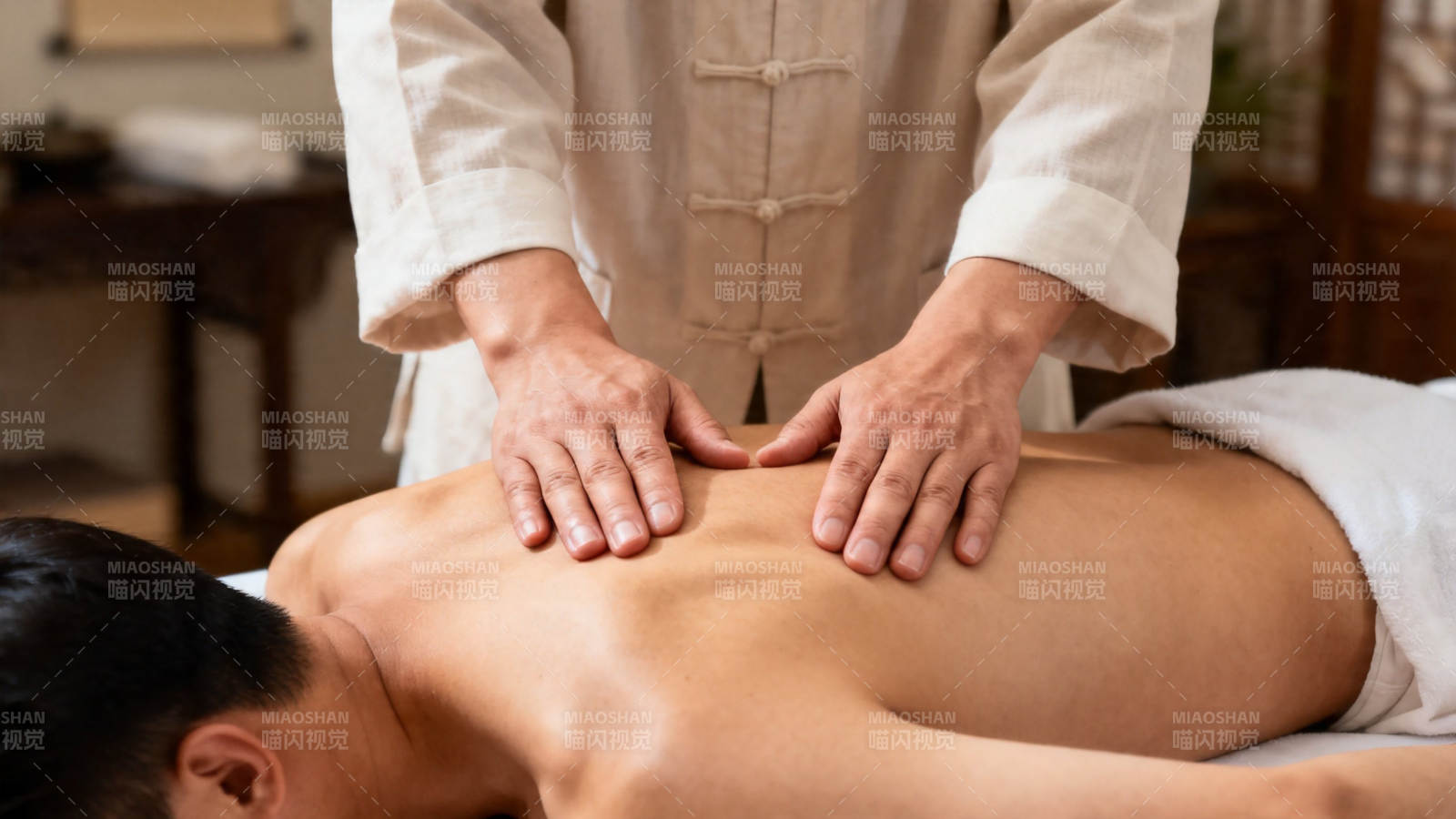 中医推拿背部按摩图片