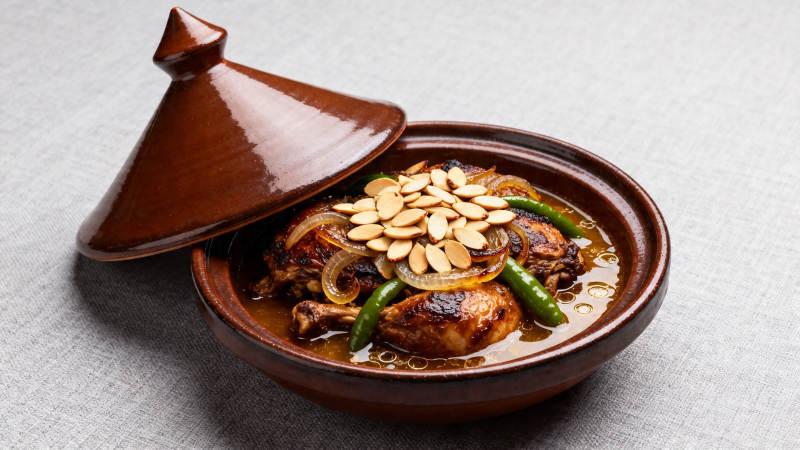 陶锅炖鸡配杏仁青椒图片