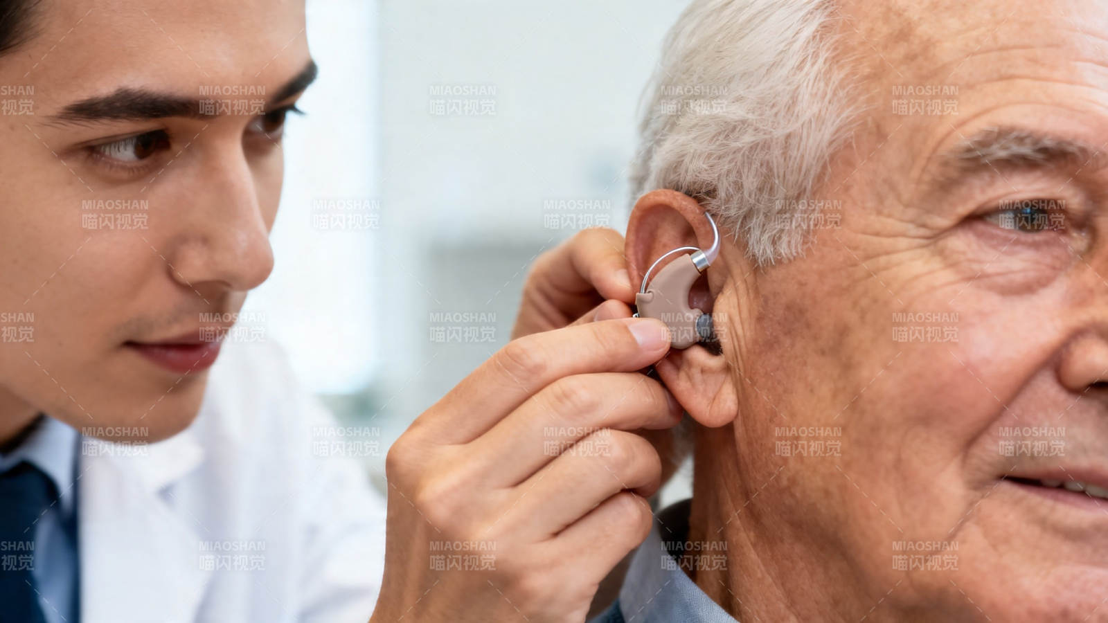 医生为老人佩戴助听器图片