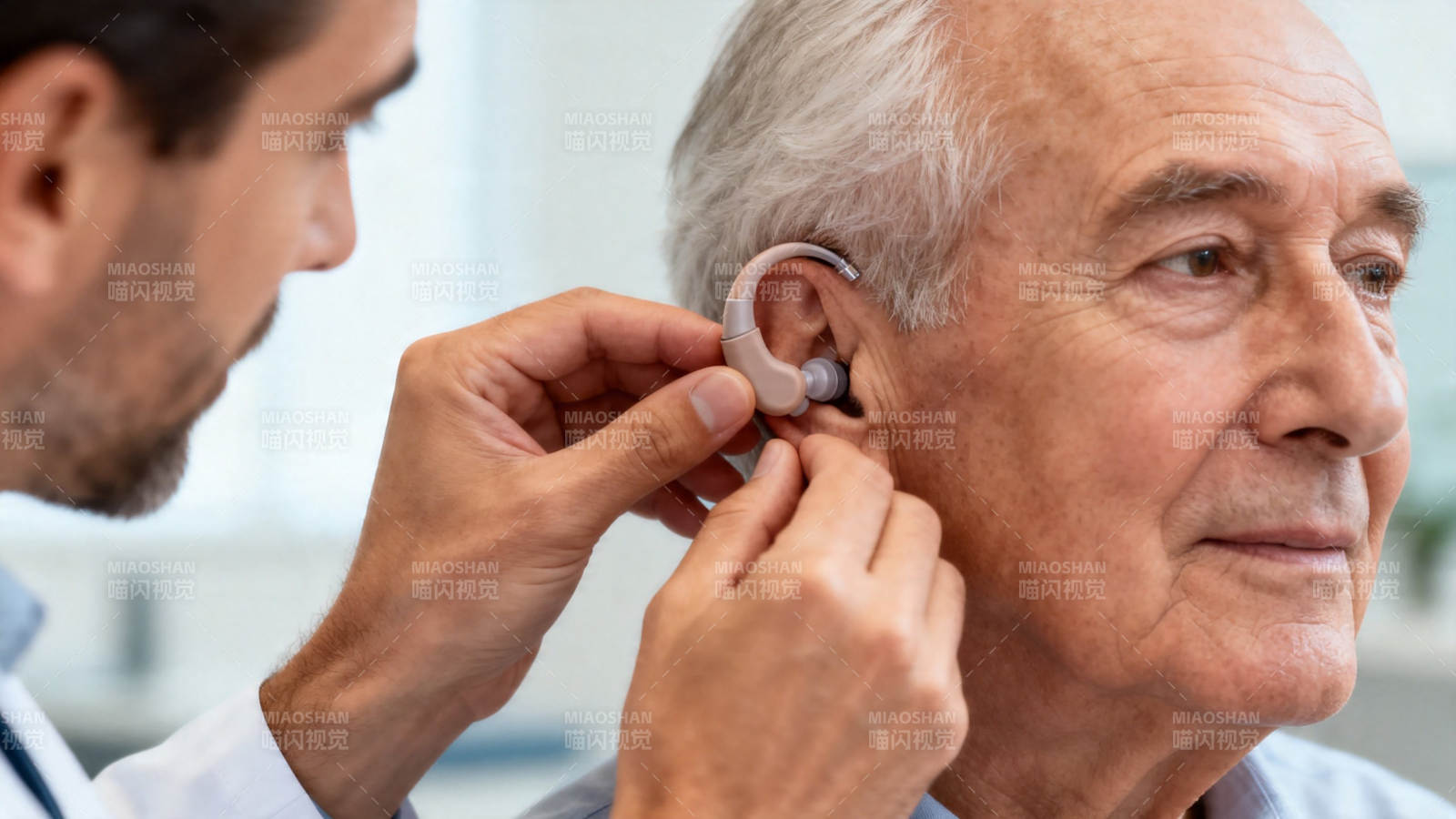 医生为老人佩戴助听器图片