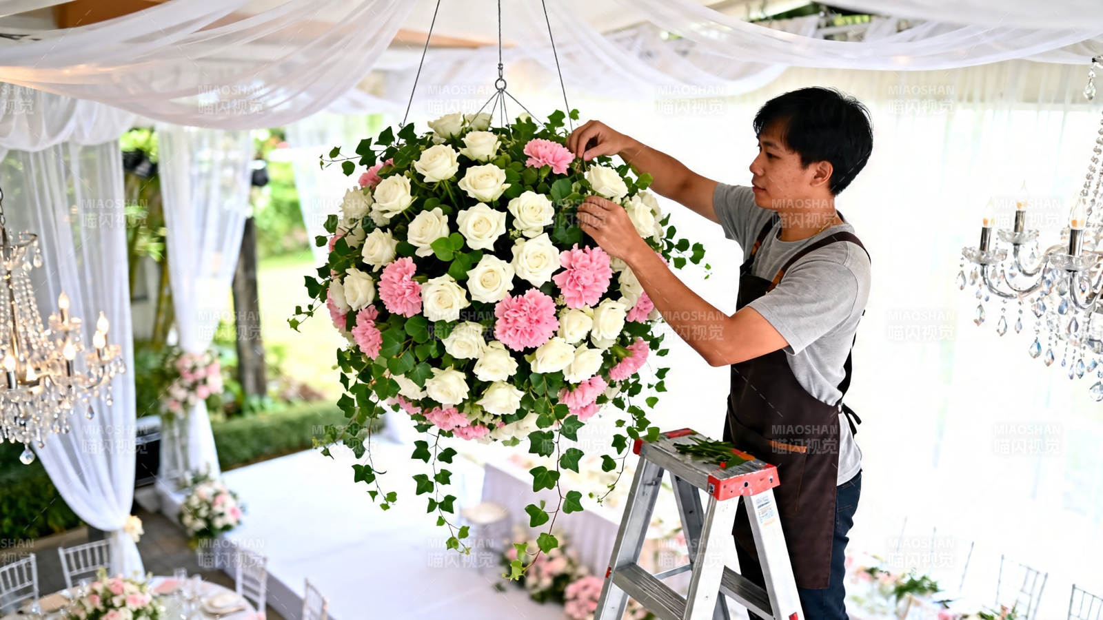 花艺师布置悬挂花球图片