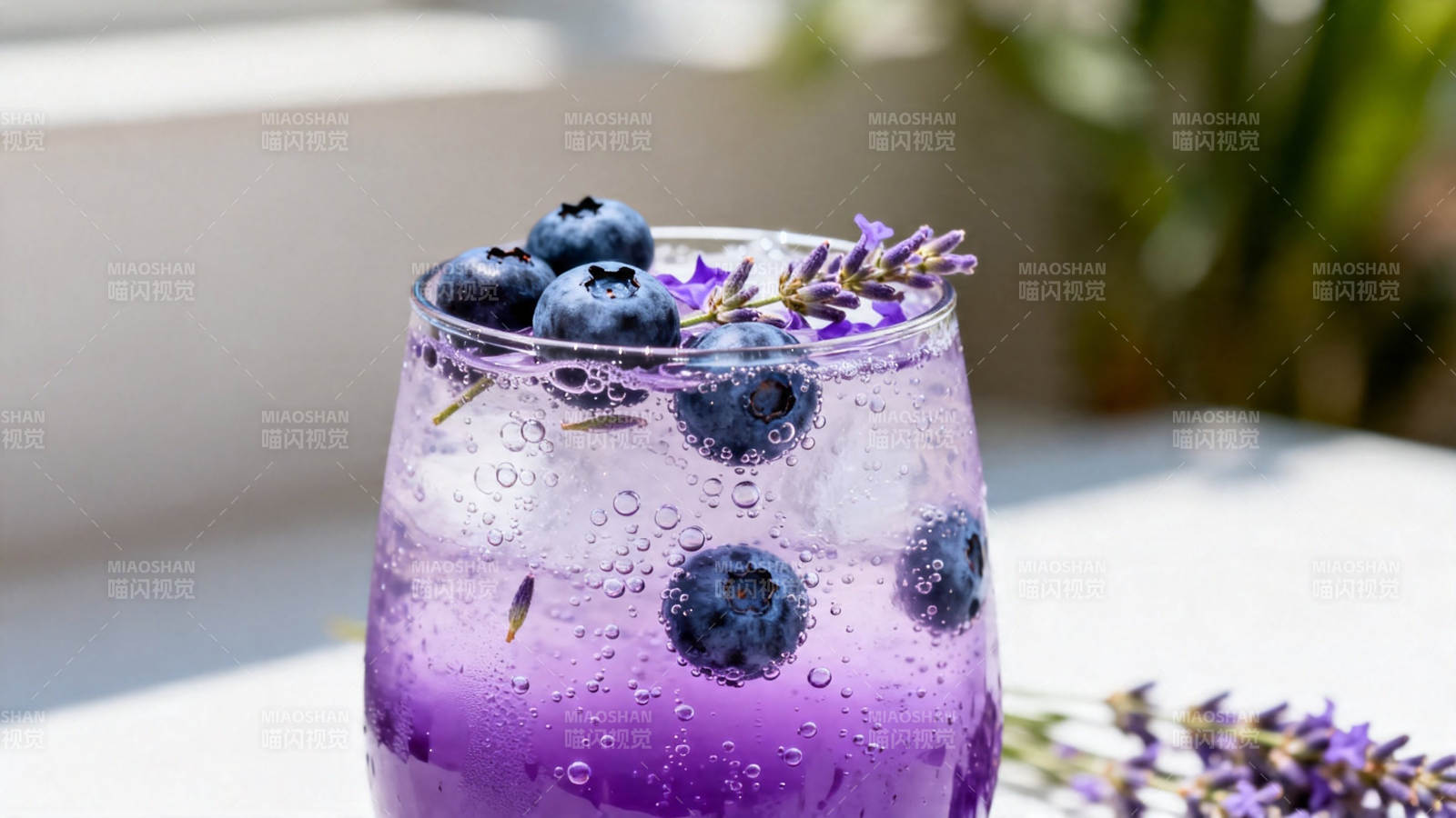 蓝莓薰衣草冰饮 夏日清凉特调图片