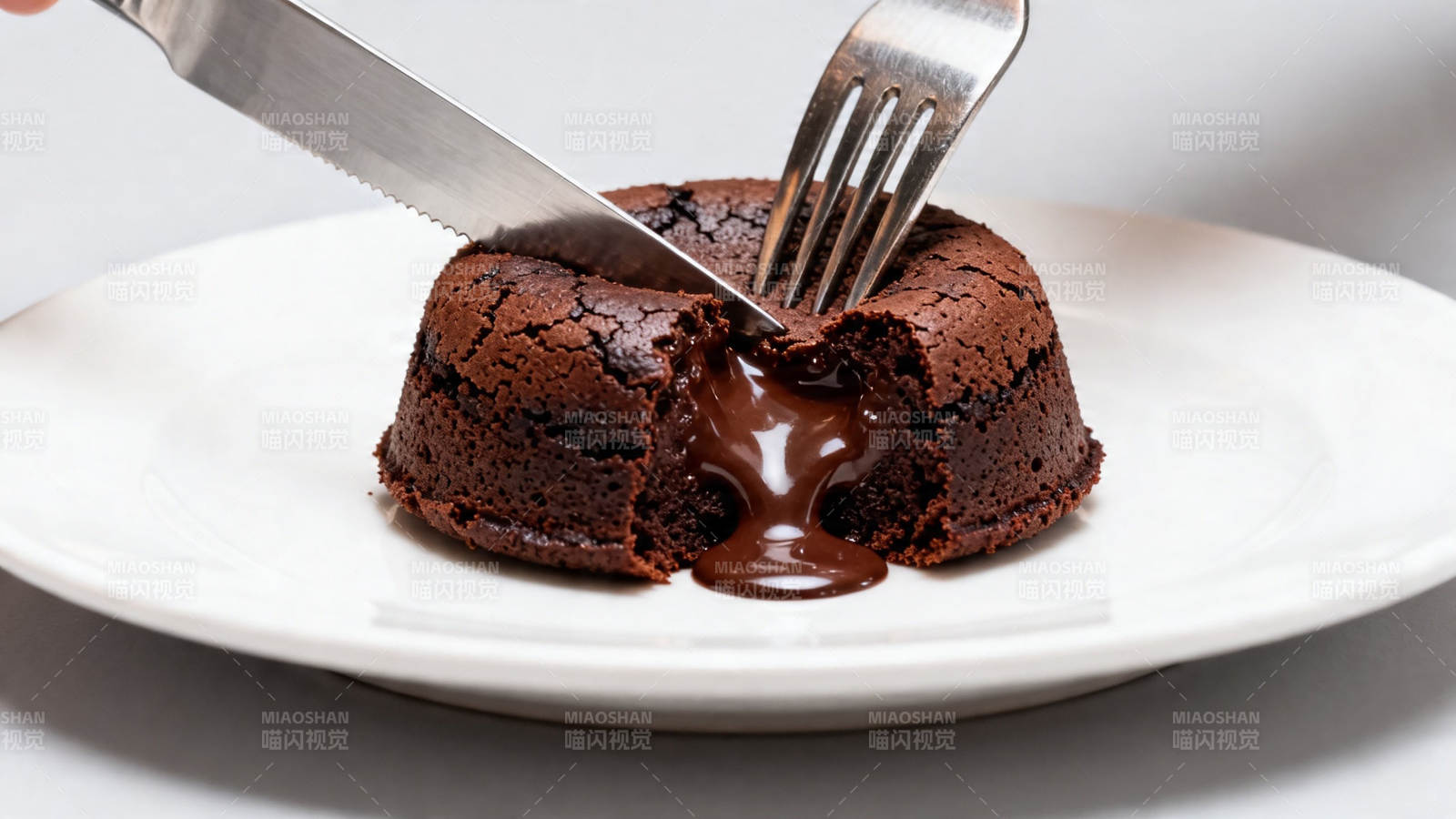 巧克力熔岩蛋糕切开瞬间图片