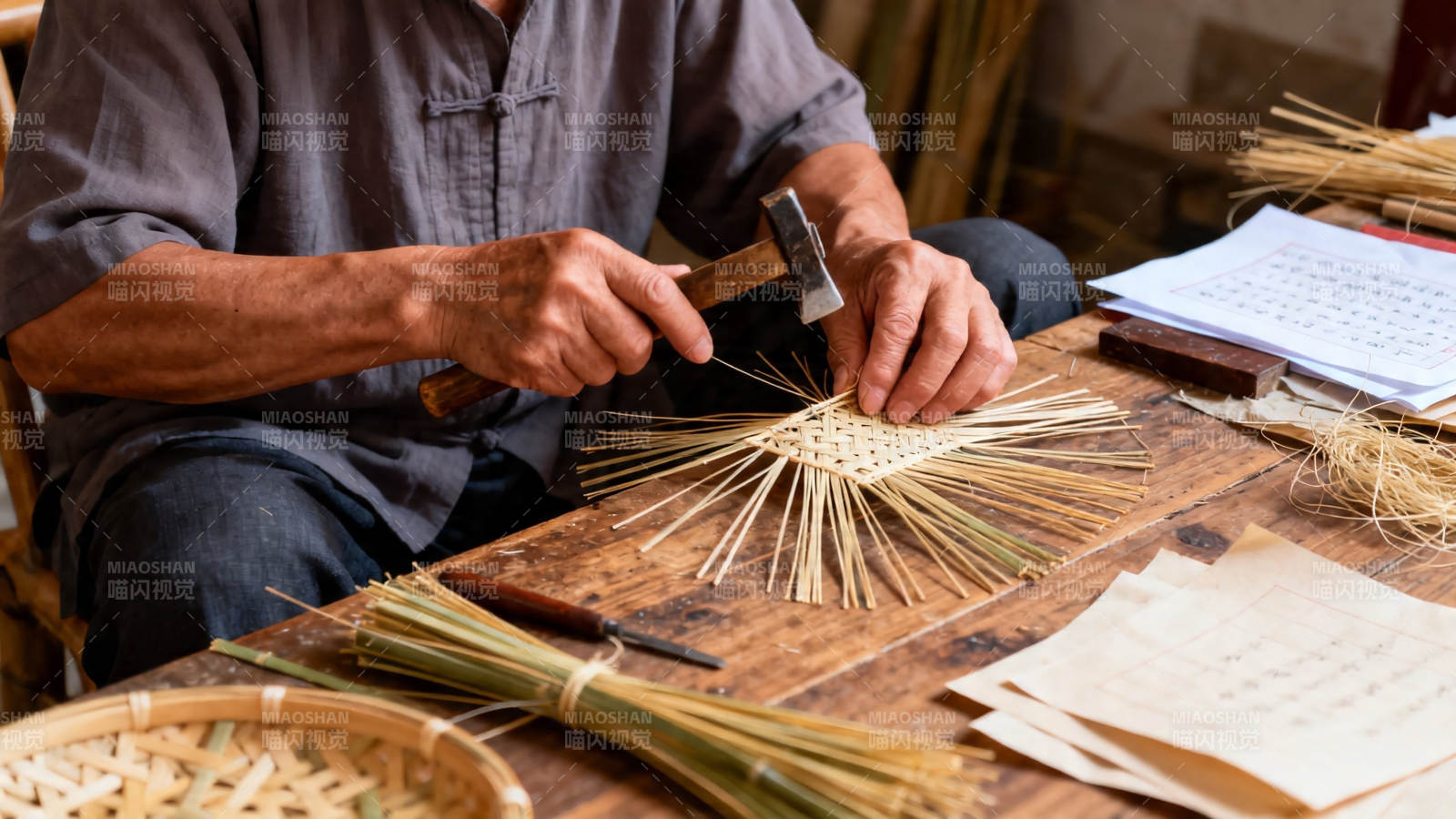 竹编匠人手工编织中图片