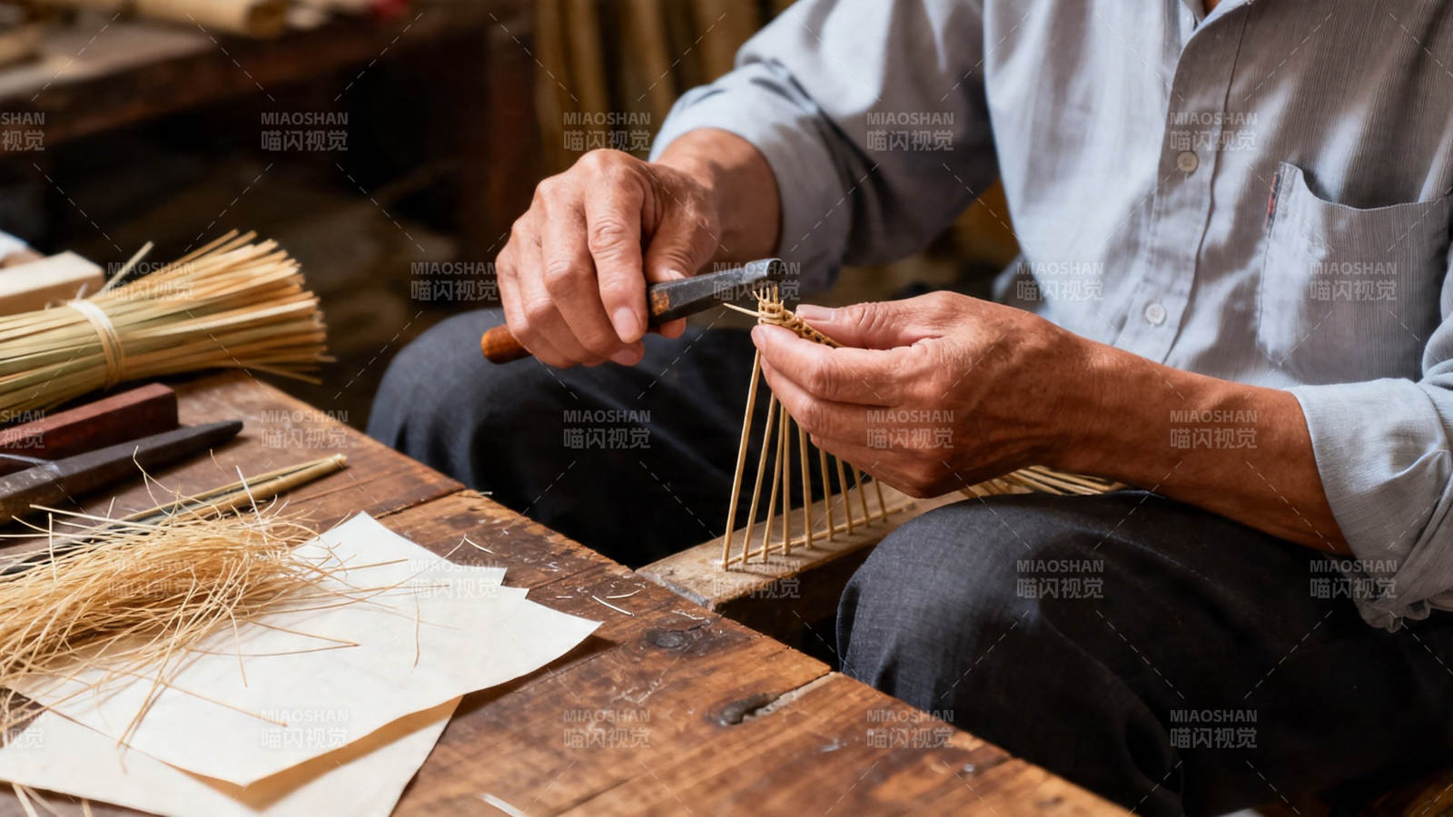 匠人手工编织竹艺品图片