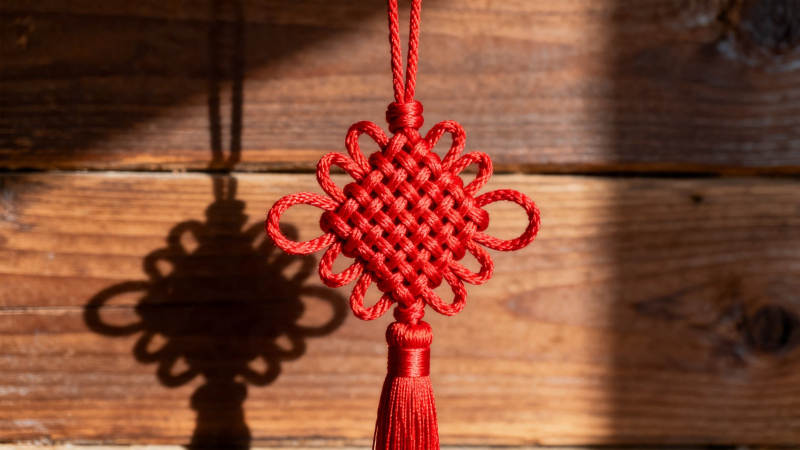 红绳中国结 木影映吉祥图片