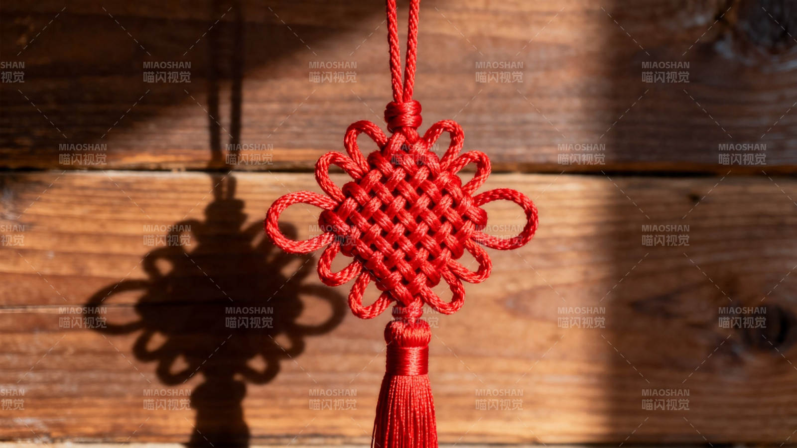 红绳中国结 木影映吉祥图片