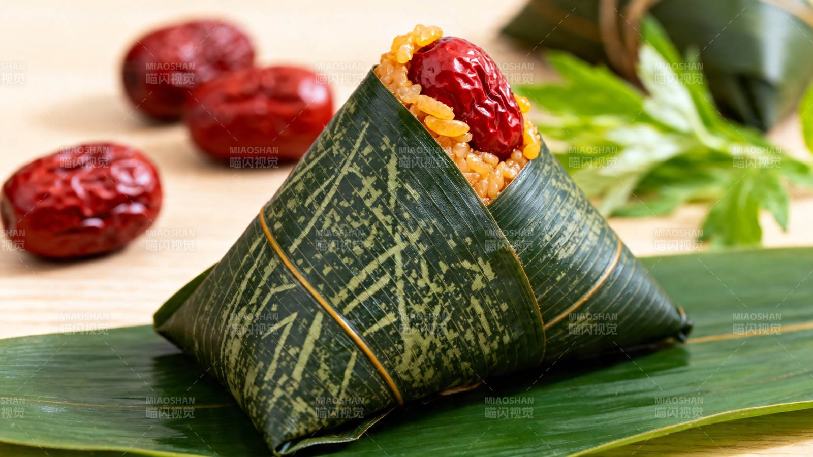 粽叶包裹红枣糯米香图片