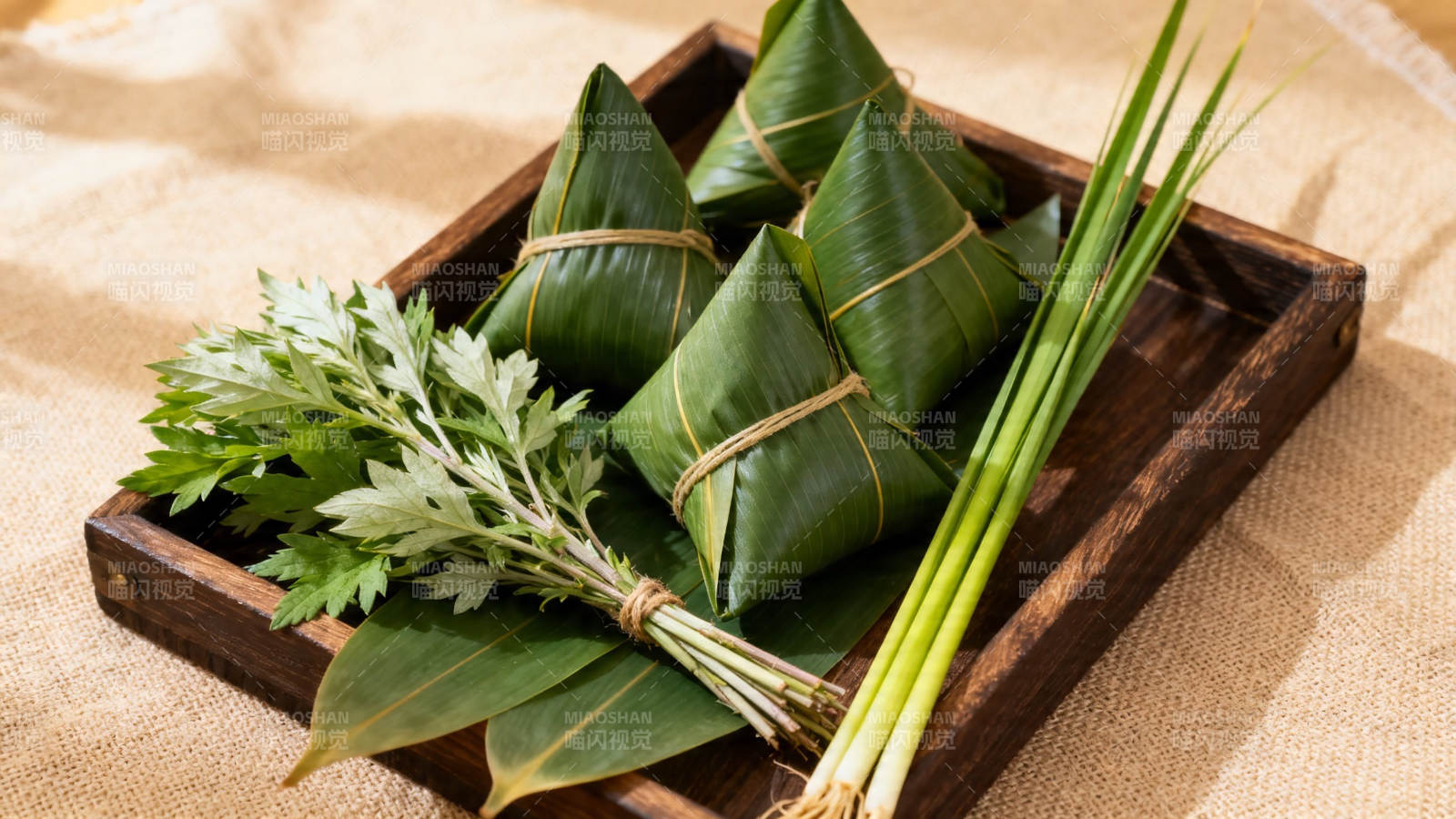端午粽子配艾草香图片