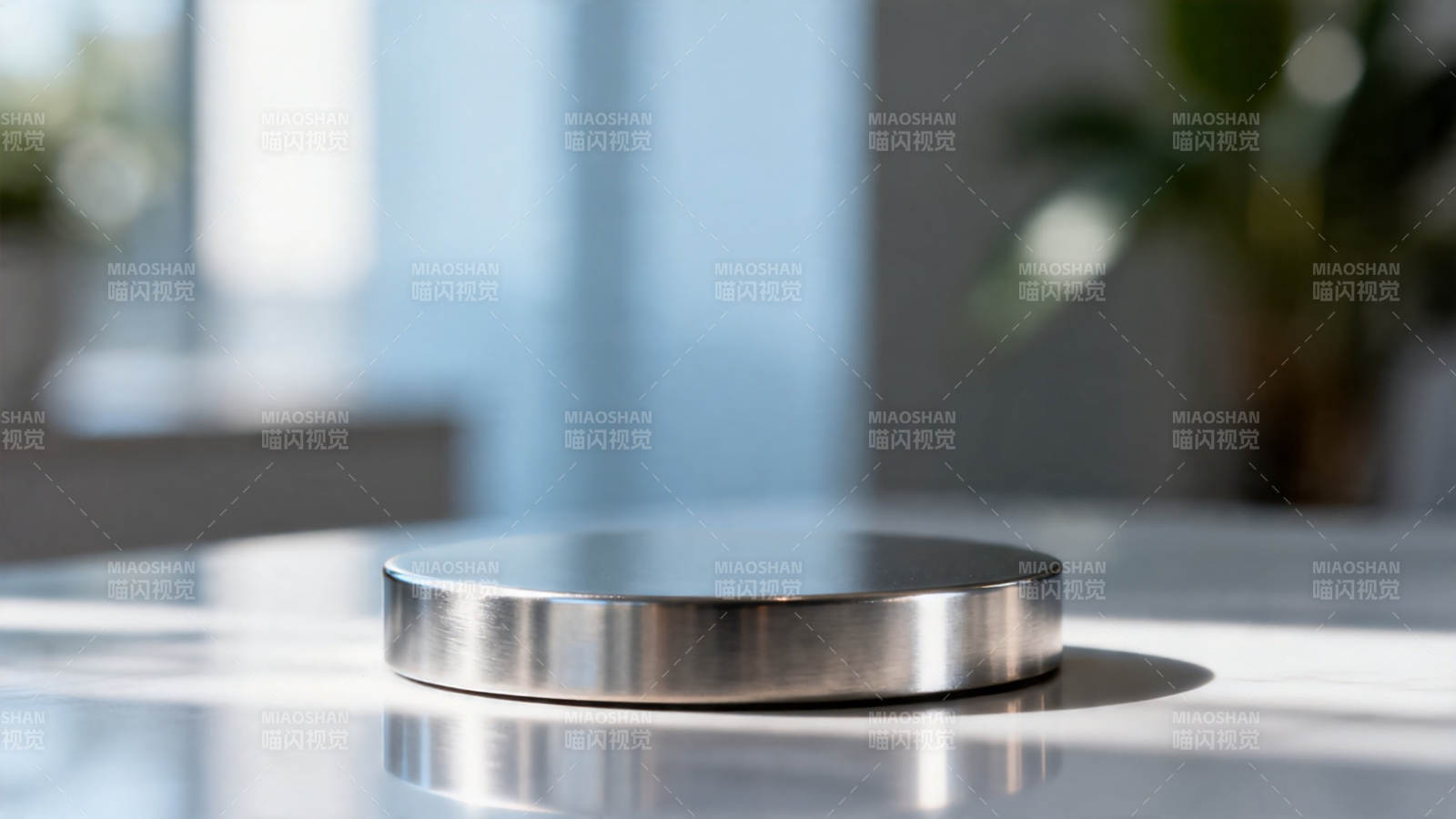 金属圆盘静置桌面图片