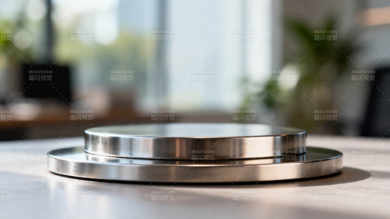 金属圆盘叠放于桌面图片