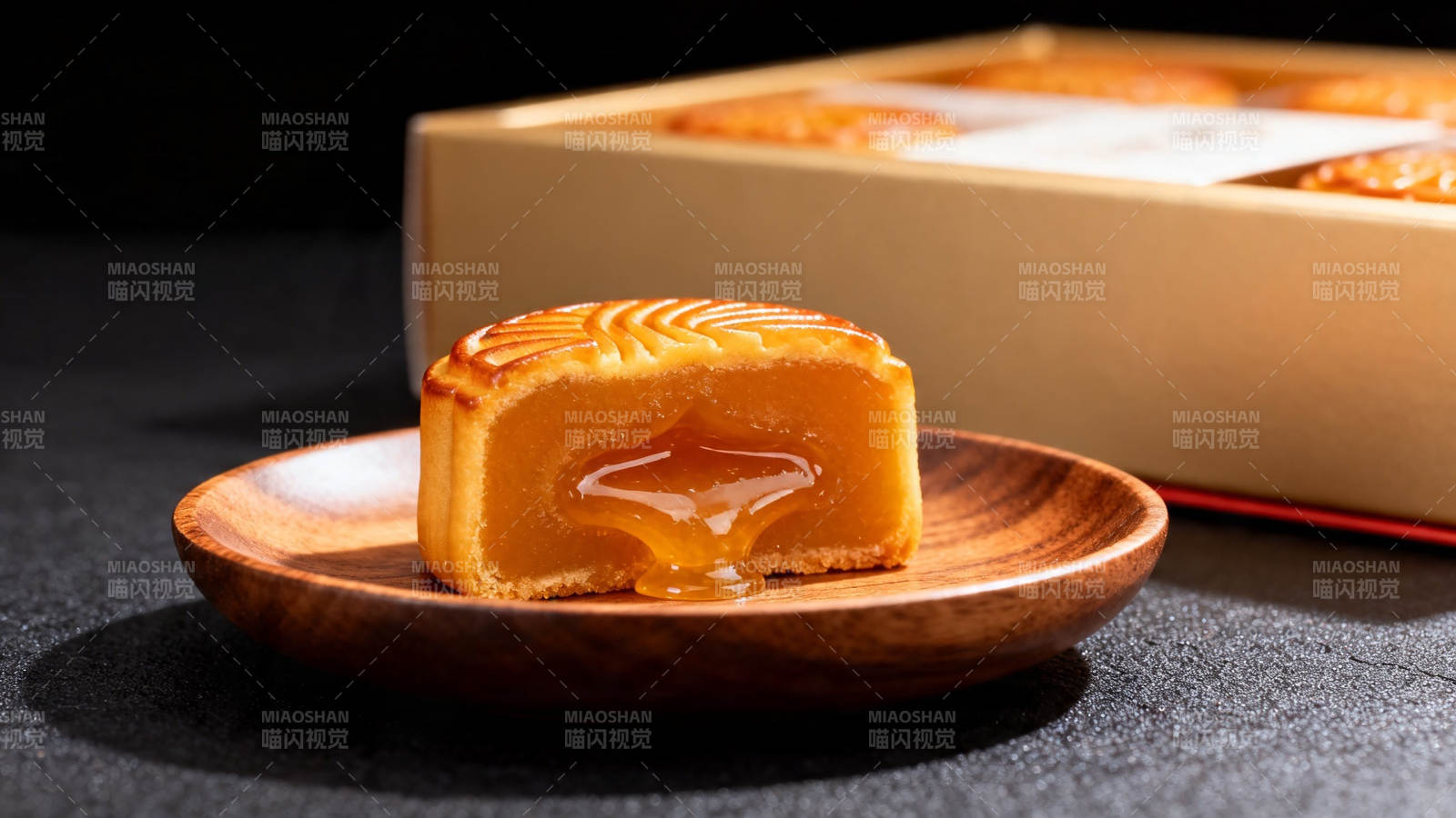 流心月饼 金黄诱人图片