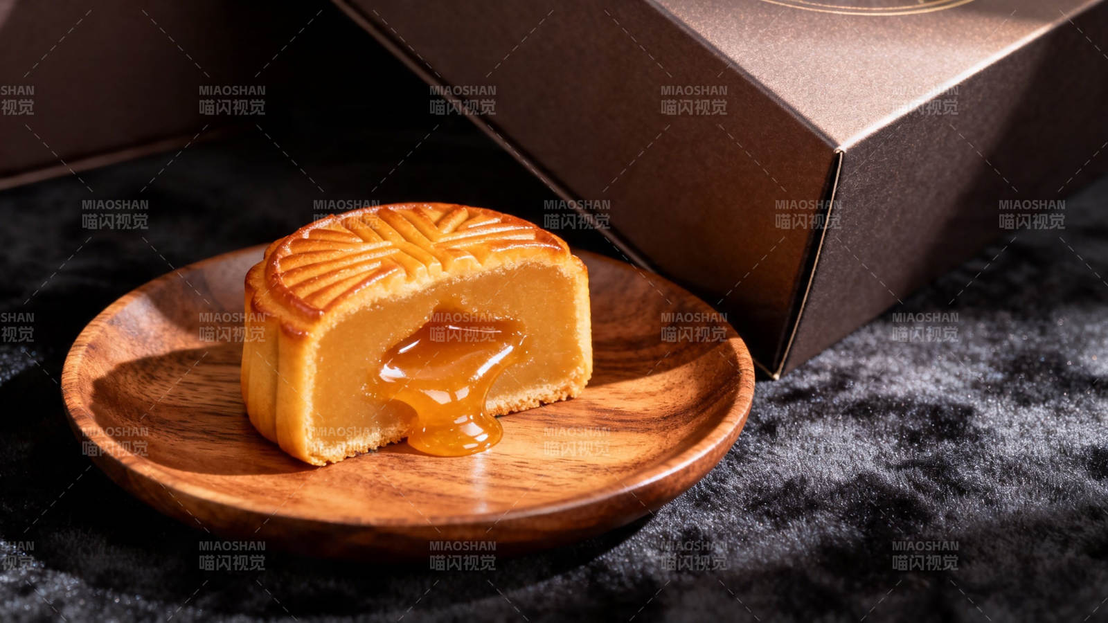 流心月饼 金黄诱人图片