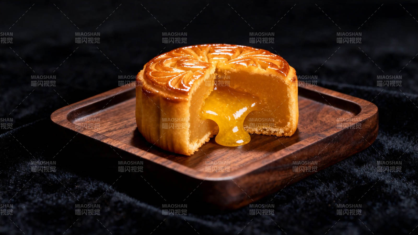 流心月饼 金黄诱人图片